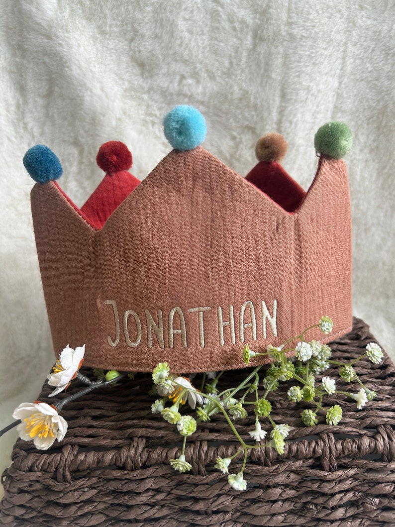 Birthday crown with name embroidered including button & size adjustable paper kite Hellbraun