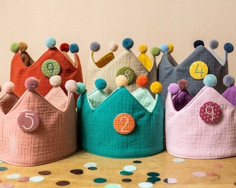 Geburtstagskrone mit Button 1-9 aus Musselin opt. mit Name bestickt