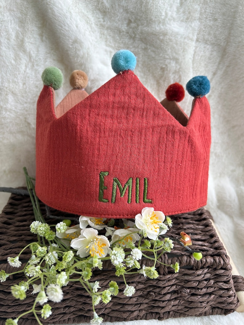 Birthday crown with name embroidered including button & size adjustable paper kite Rotbraun