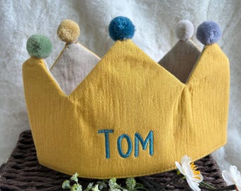 Birthday crown with buttons 1-9 made of muslin, optionally embroidered with a name.