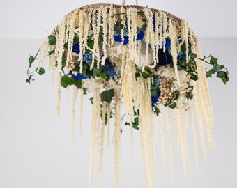 Suspension made of preserved dried flowers