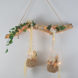 Stabilized dried flower wall structure with its two baskets and its light garland
