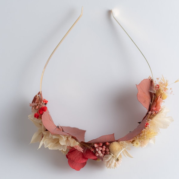 Serre tête bandeau en fleurs séchées pour mariage baptême ou évènement rose rouge crème