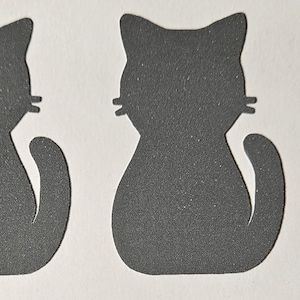 Puede incluir: Cinco siluetas de gatos grises sobre un fondo blanco. Los gatos están sentados con la cola enrollada alrededor del cuerpo. Cada gato tiene orejas puntiagudas y bigotes.