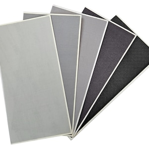 Peut inclure: Éventail de six panneaux rectangulaires en maille dans des tons de gris et de noir, chacun avec un bord blanc. Les panneaux sont disposés pour afficher la gamme de couleurs et de textures.