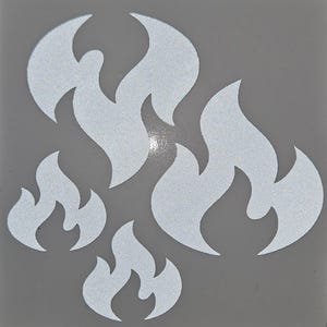 Peut inclure: Plusieurs autocollants blancs en forme de flammes sur un fond gris. Les autocollants ont une surface texturée et réfléchissante. Le design présente plusieurs flammes stylisées, adaptées à diverses applications décoratives.