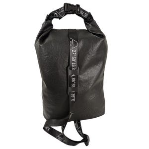 Mochila Everest1953 Rolltop Pack, estilo transversal, em couro sintético, feita à mão na Alemanha, com capacidade de 14,5 a 75 litros, impermeável e com proteção UV, na cor preta.