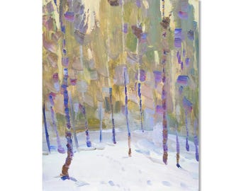Puede incluir: Pintura impresionista de una escena de bosque nevado. Árboles altos y delgados con acentos morados y marrones se alzan sobre un fondo de suaves tonos amarillos y verdes. Huellas en la nieve añaden profundidad al paisaje invernal.