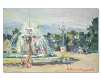 Op de afbeelding: Olieverfschilderij van een fontein in een park, met naar beneden stromend water. Het kunstwerk gebruikt groen, blauw en geel, met zichtbare penseelstreken. Gesigneerd door M. Nekrashevich, gedateerd 2009. Het kunstwerk toont een zonnige dag.