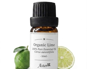 Può includere: Un piccolo flacone in vetro ambrato di olio essenziale di lime biologico con tappo nero a coste. L'etichetta bianca riporta Organic Lime, 100% Pure Essential Oil, Citrus aurantifolia, 10ml e Aster. Sono visibili un lime intero e una fetta di lime.
