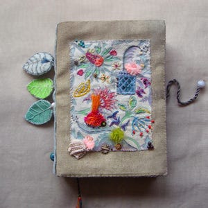 medium handgemachtes Tagebuch Skizzenbuch Notizbuch Reisetagebuch Textilcollage OOAK kleines Geschenk gestickter bunter Garten Märchen