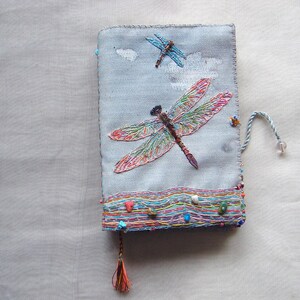 medium handgemachtes Tagebuch Skizzenbuch Gartenbuch Reisetagebuch Notizbuch gestickte Libelle OOAK kleines Geschenk buntes Meer