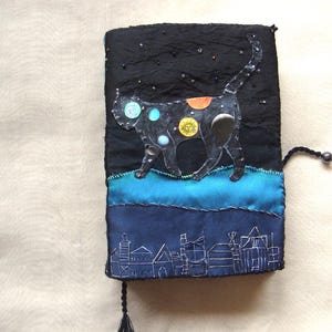 medium handgemachtes Tagebuch Skizzenbuch Notizbuch Traumtagebuch  Mixed Media OOAK kleines Geschenk Weltraum Katze Nacht Sterne Seide