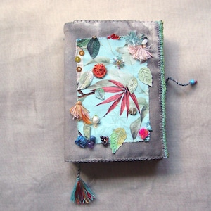 medium handgemachtes Tagebuch Skizzenbuch Notizbuch Traumtagebuch Textilkunst OOAK kleines Geschenk floral Blumen Blätter