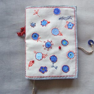 medium handgemachtes Tagebuch Skizzenbuch Notizbuch Traumtagebuch Textilkunst OOAK kleines Geschenk blaue Blumen Frühling