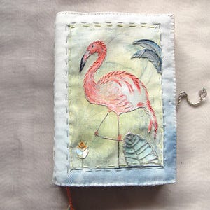 medium handgemachtes Tagebuch Skizzenbuch Gartenbuch Reisetagebuch Notizbuch gemalter gestickter Flamingo OOAK kleines Geschenk