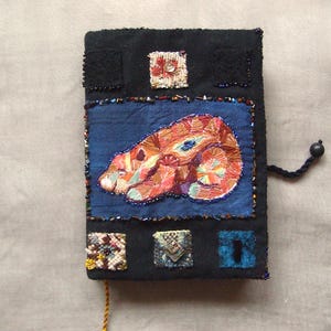 medium handgemachtes Tagebuch Skizzenbuch Notizbuch Traumtagebuch  Textilcollage OOAK kleines Geschenk gestickter Bär Winterschlaf Nacht