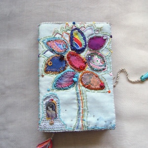 komplett handgemachtes Tagebuch Skizzenbuch Gartenbuch Reisetagebuch Notizbuch mixed media gestickter bunter Baum OOAK kleines Geschenk