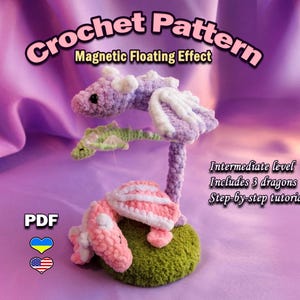 Puede incluir: Un patrón de ganchillo para un efecto flotante magnético, con tres dragones. Los dragones son en tonos de rosa, morado y verde, con acentos blancos. El texto en la imagen dice "Crochet Pattern" y "Magnetic Floating Effect".