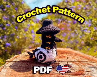 Peut inclure: Une figurine au crochet faite à la main en noir, blanc et orange, avec un chapeau et un motif en spirale. L'image comprend le texte "Crochet Pattern" et "PDF" avec un cœur drapeau américain.