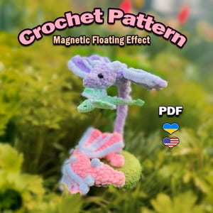 Op de afbeelding: Een haakpatroon voor een magnetisch zwevend effect ontwerp. De afbeelding toont een kleurrijke, handgemaakte haakcreatie in roze, paarse en groene tinten. Tekst op de afbeelding luidt "Crochet Pattern Magnetic Floating Effect" en "PDF".