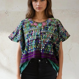 Huipil guatemalteco vintage: blusa floral bordada - top étnico maia para festivais, estilo boho hippie.