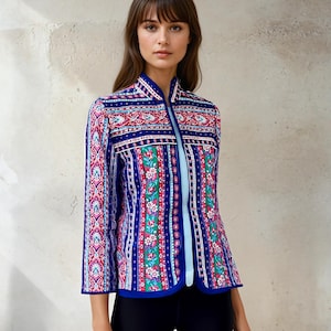 Puede incluir: Un letrero de madera hecho a mano con la palabra "Welcome" escrita a mano. El letrero está pintado de blanco con un acabado envejecido y una pequeña hoja verde en la parte superior. Para uso interior o exterior.