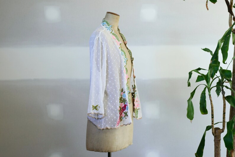 Chemisier d'été bohème en dentelle pour femme - Tunique bohème paysanne en lin brodé floral - Haut printemps indien à volants sur le devant - Chemise pour femme âgée - Style vintage Chemisier d'été bohème en dentelle pour femme - Tunique bohème paysanne en lin brodé floral - Haut printemps indien à volants sur le devant - Chemise pour femme âgée - Style vintage