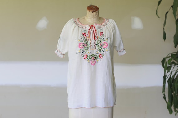 Vintage Hungarian Floral Embroidered Folk Blouse l
