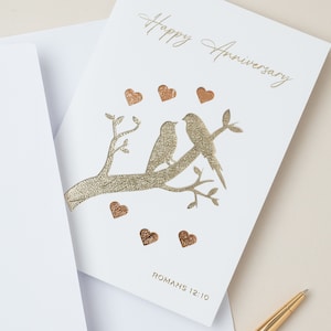 Carte d'anniversaire chrétienne - Oiseaux sur une branche - Romains 12:10 versets bibliques - Soyez dévoués les uns aux autres dans l'amour