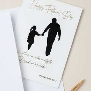 Biglietto cristiano per la festa del papà - Figlia che si tiene per mano e versetto - Proverbi 20:7 versetto della Bibbia - benedetti sono i suoi figli