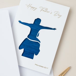 Carta cristiana Festa del papà - Figlia sulle spalle - Proverbi 20:7 versetto della Bibbia - beati sono i suoi figli