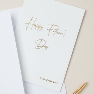 Biglietto cristiano per la festa del papà (bianco e oro) – Proverbi 20:7, scrittura biblica – benedetti sono i suoi figli