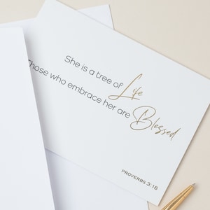Carte chrétienne pour elle - Arbre de vie - Simple (noir et or) - Proverbes 3:18 verset de la Bible - Ceux qui l'embrassent sont bénis