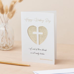 Carte chrétienne le jour du mariage - Trois accords - Croix en coeur (Or texturé) - Verset biblique Ecclésiaste 4:12 - Une corde à trois brins