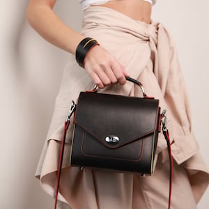 Sac à main en cuir lisse fait main, Petit sac à bandoulière carré, Porte-monnaie en cuir noir, Sac à bandoulière en cuir noir, Poignée en cuir pour femme