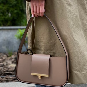 Sac baguette en cuir beige pour femme, Sac bandoulière en cuir beige, Porte-monnaie en cuir beige, Sac à main élégant en cuir beige pour femme, Cartable