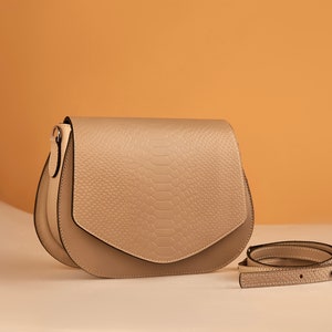 Bolso Saddle de piel de pitón beige con relieve, bolso bandolera de piel para mujer, bolso de hombro de piel italiana, bolso informal de diseñador para uso diario.