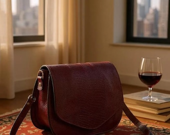 Borsa a tracolla classica in pelle bordeaux con stampa iguana, ideale da portare a spalla o a tracolla.
