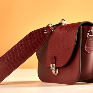 Python geprägte italienische Ledertasche Frau, Handgemachte Leder Geldbörse, Burgund Leder Schultertasche, Burgund Crossbody tasche, Burgund Handtasche