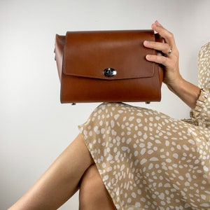 Brown Leather Shoulder Bag with Two Removable Straps, Brown leather crossbody, Brown purse, Trapeze Shape, Zipper, Premium Quality Handbag