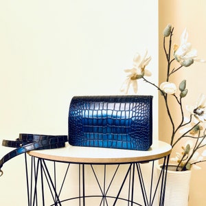 Bolso de mano para mujer de piel de cocodrilo azul perla, bolso de piel azul hecho a mano, bolso bandolera azul, monedero de piel con estampado de cocodrilo azul