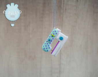 Cute sewing machine necklace, Polymer clay sewing machine pendant, Gift for sewing lovers, Gift for a seamstress, Gift for mom