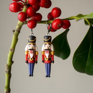 Nussknacker Polymer Ton Ohrringe, handgemachtes Geschenk für Weihnachten, Nussknacker Ballett inspirierter Schmuck