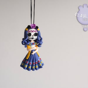 Collar de mujer esqueleto del Día de los Muertos, figura de Calavera Catrina de arcilla polimérica, joyería inspirada en la tradición mexicana.