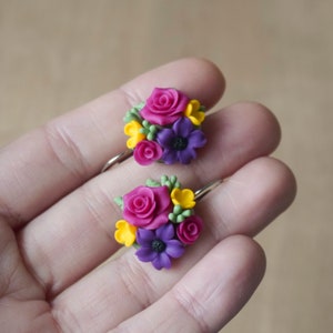 ポリマー粘土の花束のイヤリング、手作りのロマンチックな花のイヤリング、バラとユリのミニチュアブーケジュエリー