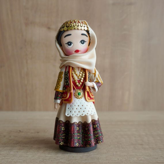 伝統的なポリマークレイアート人形：ギリシャの民族衣装の置物 - Etsy 日本