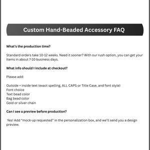 K&ouml;nnte beinhalten: Grafik mit dem Titel "FAQ zu handgefertigten Accessoires". Der Text enth&auml;lt Informationen zu Produktionszeiten, Angaben beim Checkout und zur Anforderung einer Designvorschau f&uuml;r individuelle Accessoires.