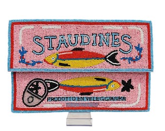 May include: A beaded clutch with a pink background and the word "STAUDINES" in blue beads. The clutch features two fish illustrations, one above and one below, with red, yellow, and black details. The bottom section includes text in Italian.