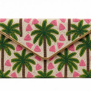 Peut inclure: Pochette perlée avec fermeture à rabat. Le fond beige est orné de palmiers verts et de formes triangulaires roses. Les bords sont ornés de perles dorées.